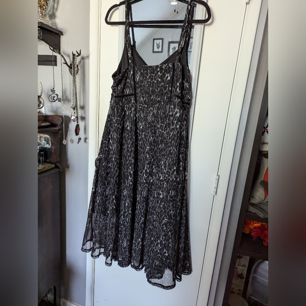 Gorgeous leopard print dress - Picture 2 of 5